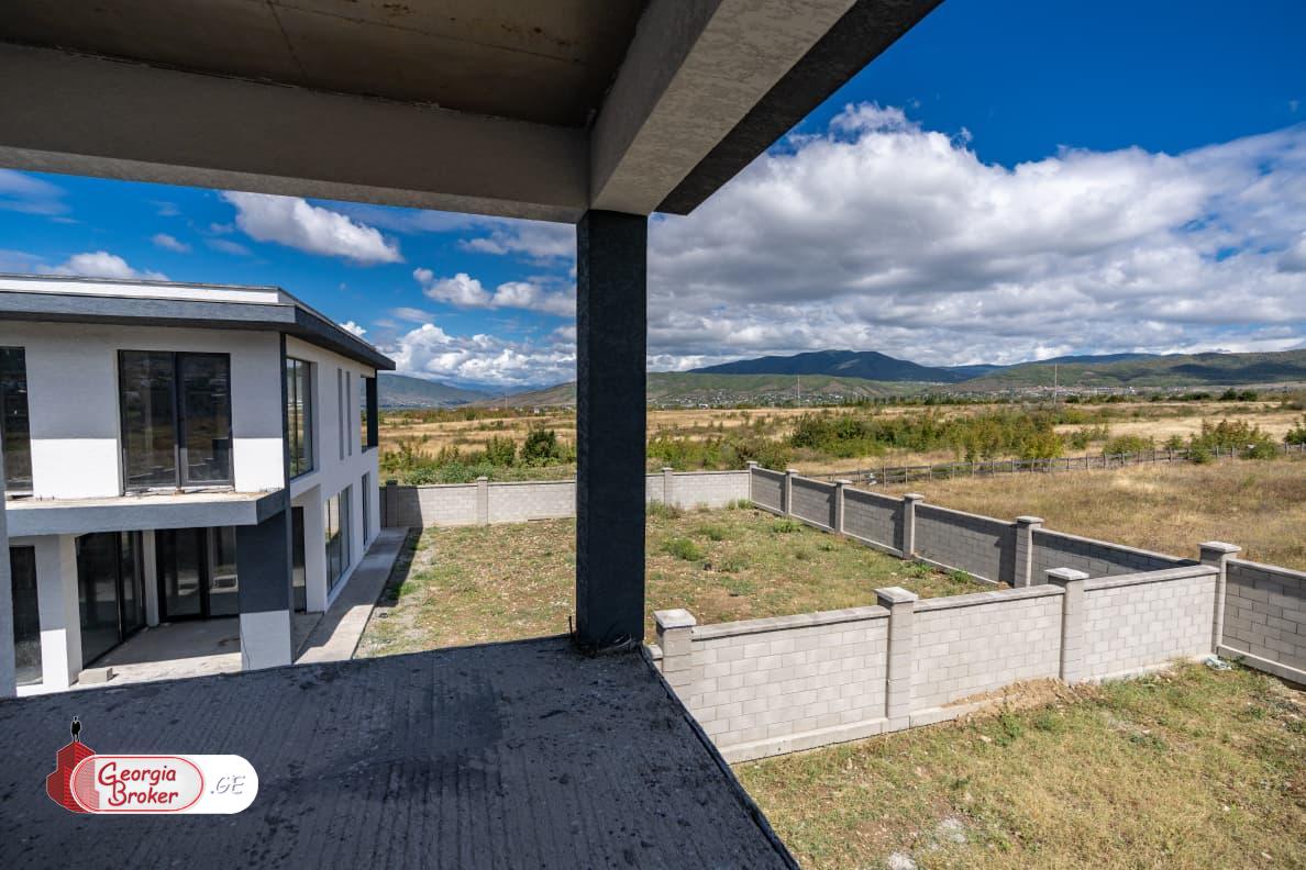 იყიდება ახალი გარემონტებული 5 ოთახიანი სახლი